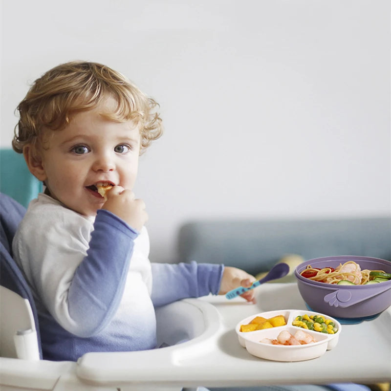 Babyteller mit abnehmbarer Platte, Besteck und Deckel; bunt, kompakt und praktisch