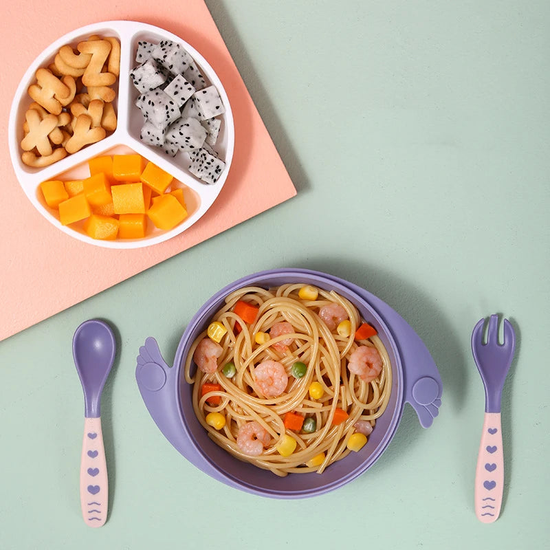 Babyteller mit abnehmbarer Platte, Besteck und Deckel; bunt, kompakt und praktisch