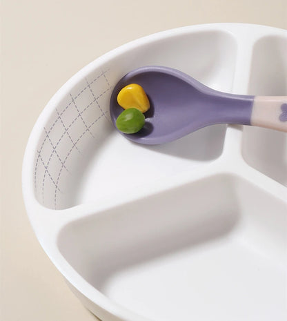 Babyteller mit abnehmbarer Platte, Besteck und Deckel; bunt, kompakt und praktisch