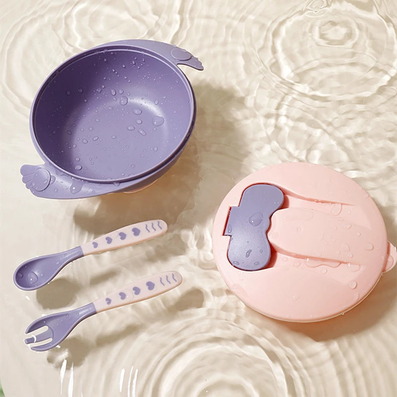 Babyteller mit abnehmbarer Platte, Besteck und Deckel; bunt, kompakt und praktisch