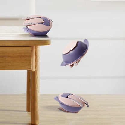 Babyteller mit abnehmbarer Platte, Besteck und Deckel; bunt, kompakt und praktisch