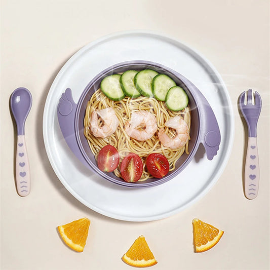 Babyteller mit abnehmbarer Platte, Besteck und Deckel; bunt, kompakt und praktisch