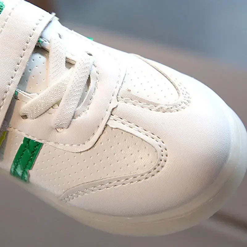 Niedrige Sneaker mit LED-Sohle für Kinder