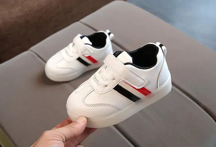 Niedrige Sneaker mit LED-Sohle für Kinder