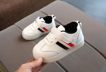Niedrige Sneaker mit LED-Sohle für Kinder